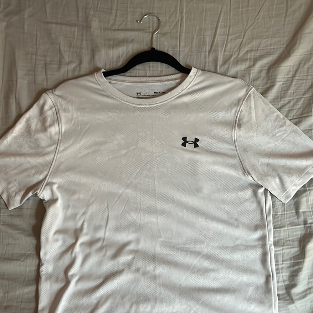 Under Armour Grey Camo Short Sleeve Workout Tee Small